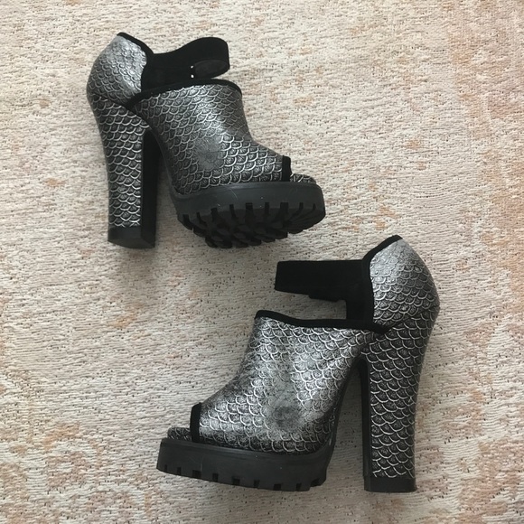 Shelly’s London Fish Scale Heels - Picture 3 of 7